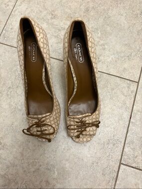 COACH Beige Signature  heels
